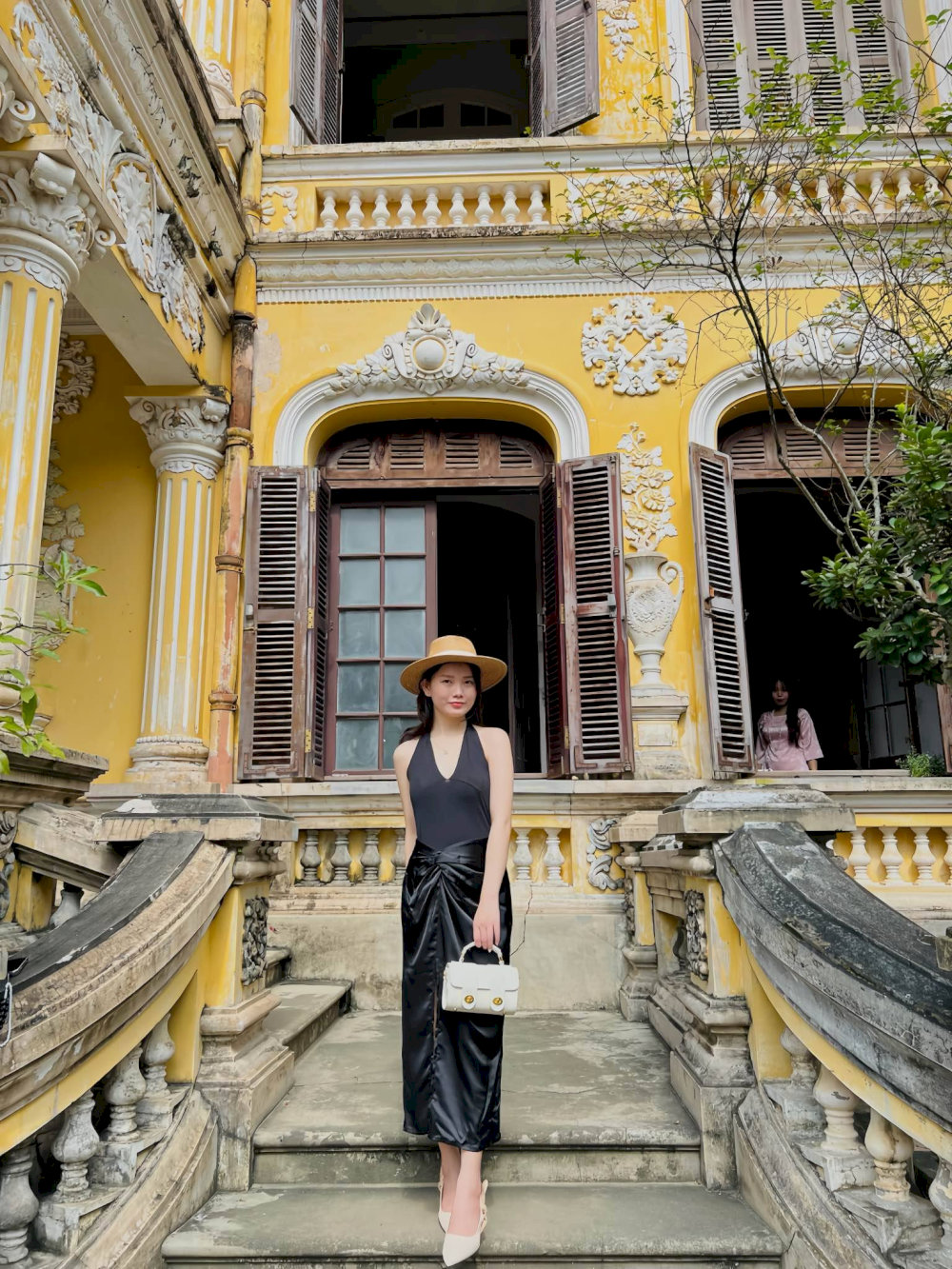 Trang phục mang hơi hướng retro rất thích hợp cho khung cảnh ở Huế